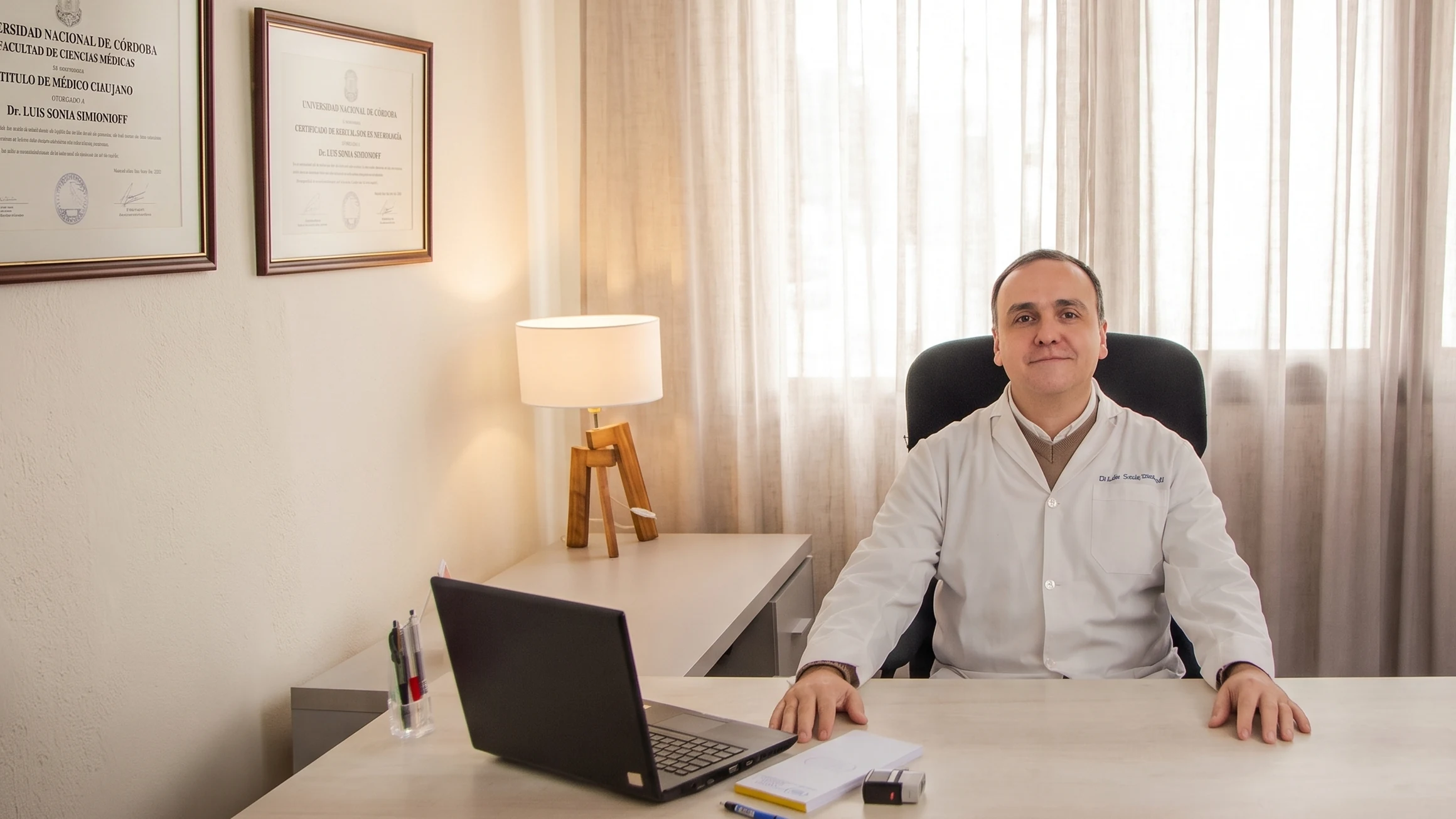 Dr. Luis Soria Simianoff en su consultorio