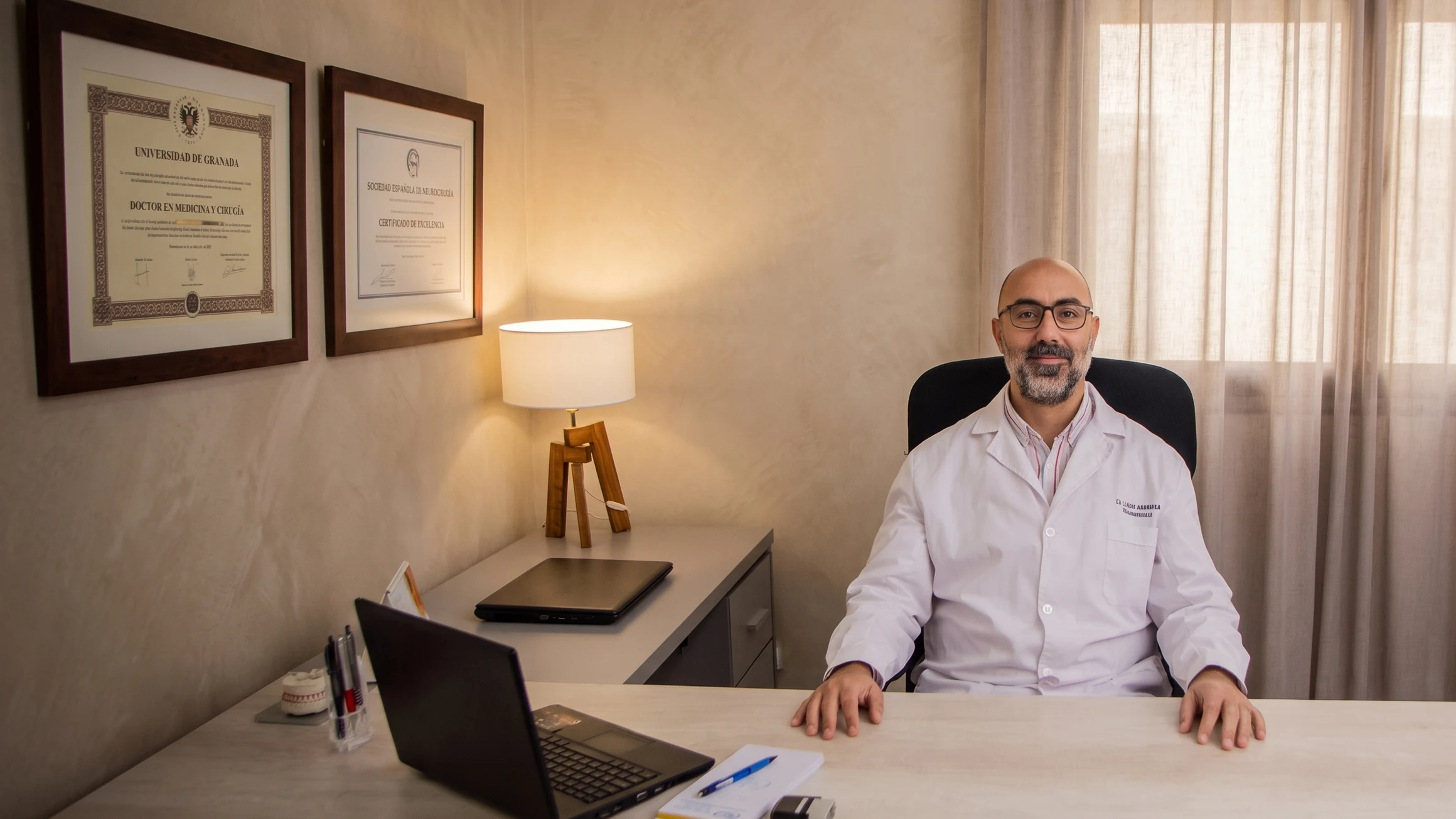 Dr. Agustín López Sanabria en su consultorio
