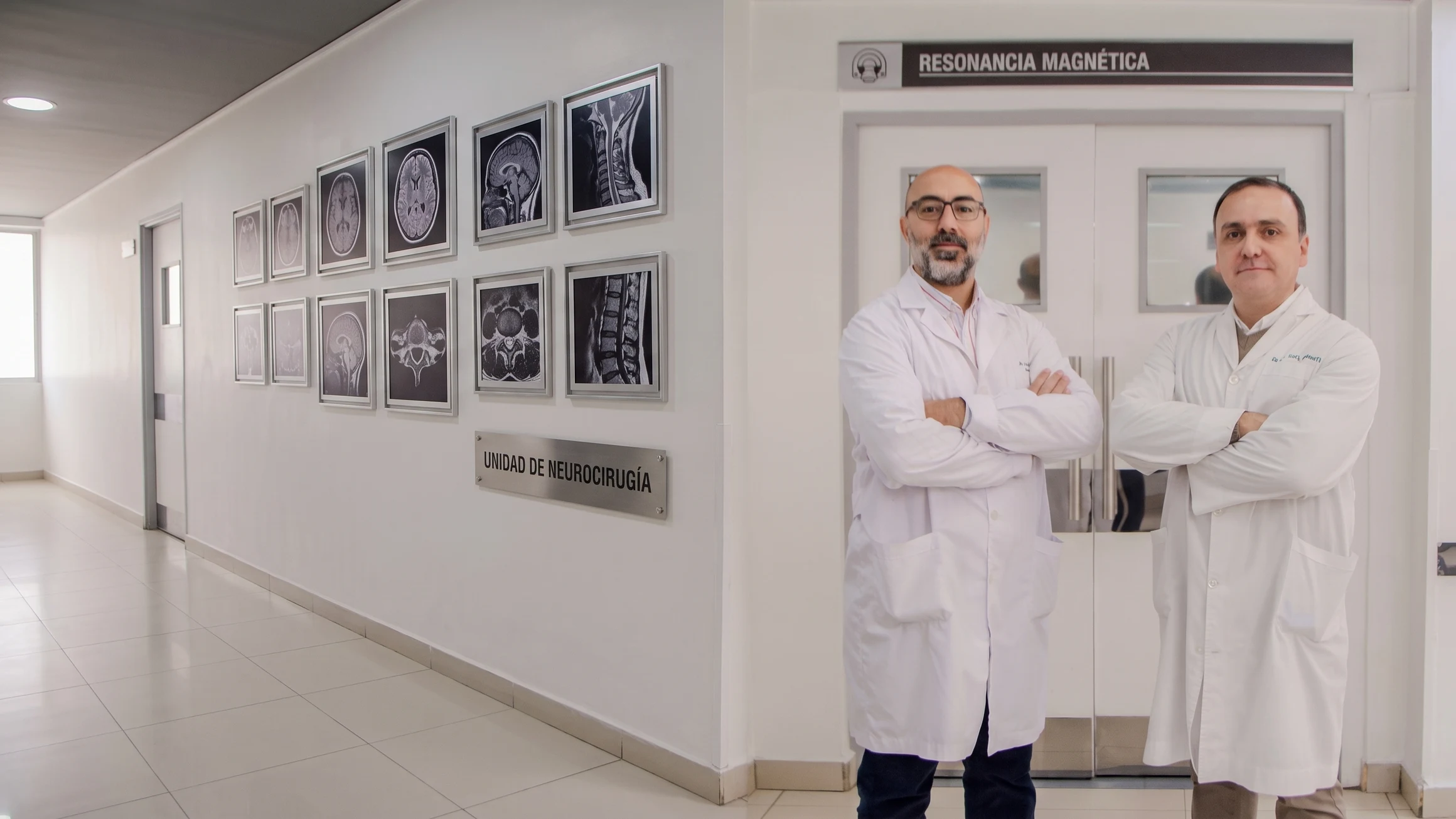 Dr. Soria y Dr. López Sanabria en la Unidad de Neurocirugía, junto a Resonancia Magnética